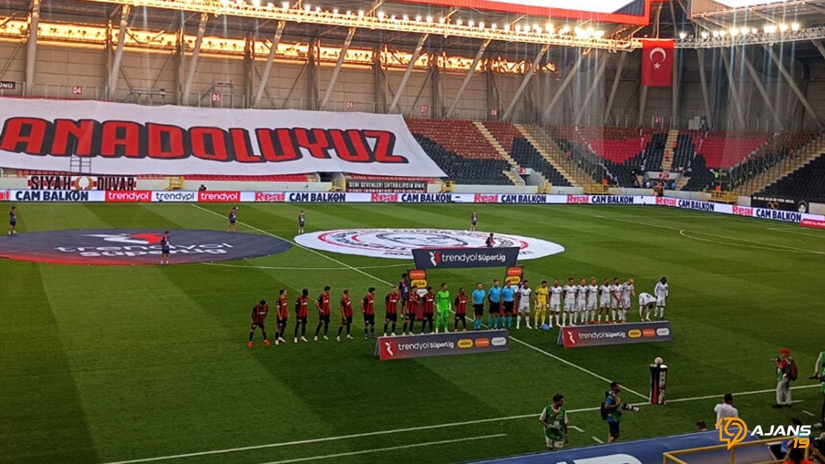 Futbol Ateşi Yükseliyor: Süper Lig'in Kasası Rekor Kıracak Mı? 2026-27 Sezonu İçin Dudak Uçuklatan Rakamlar Ortaya Çıktı!