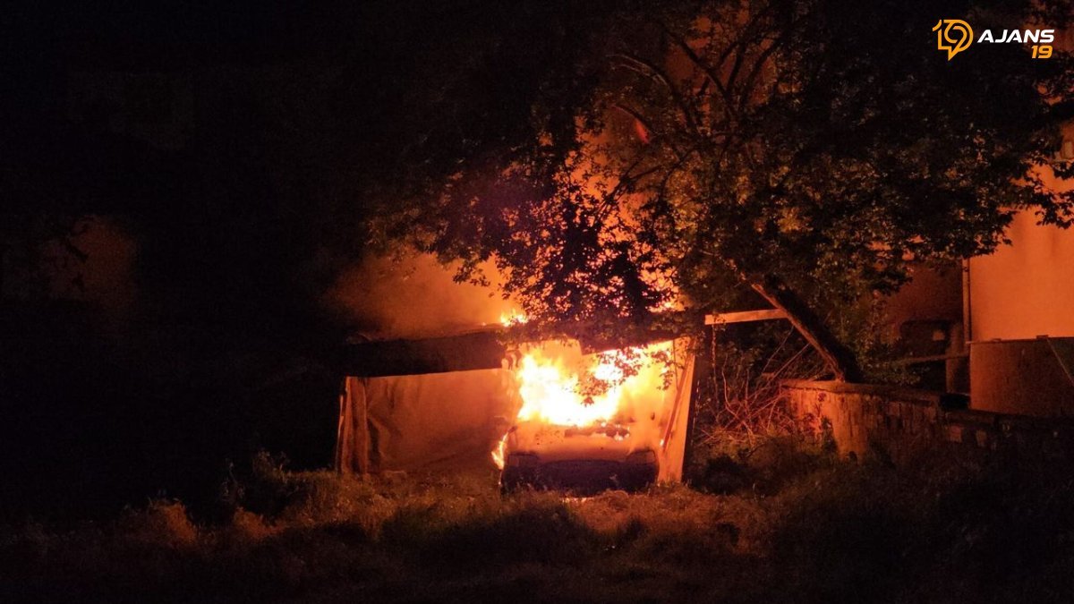 Çorum'da Park Halindeki Otomobil Kül Oldu: Yangın Nedeni Araştırılıyor