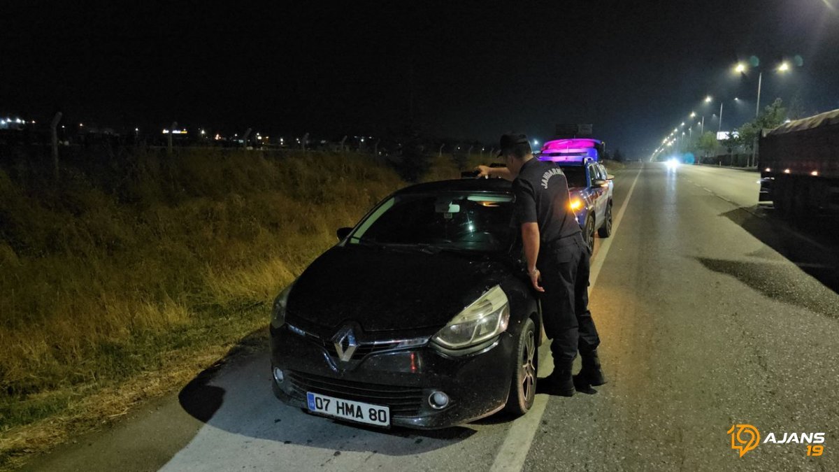 Çorum'da Sürpriz Bulgu: Otomobildeki Hareketsiz Vatandaş Kim? Uyuşturucu Şoku!