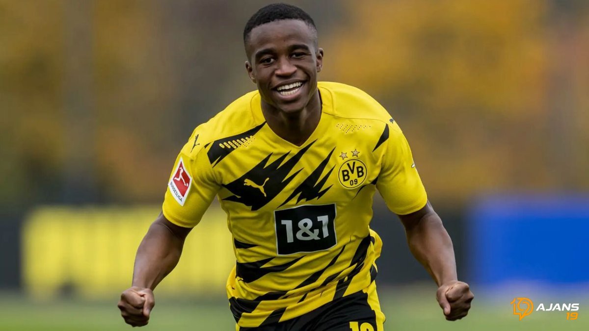 Borussia Dortmund'dan Dev Transfer Hamlesi: Moukoko ile Anlaşma Sağlandı, Gelecek Vadeden Yıldız Sarı-Siyahlılarda!