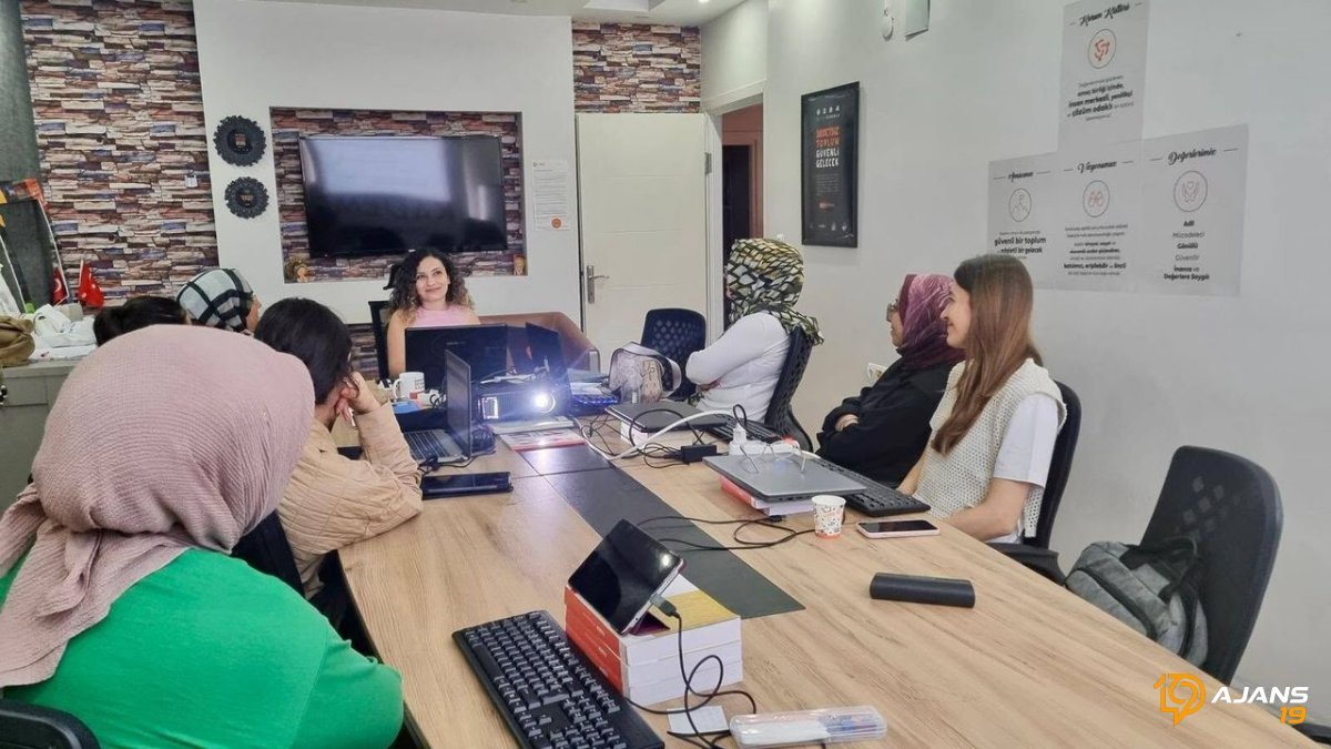Kadın Girişimciler KADEM'de Aile Bütünlüğünü Güçlendirmenin Sırlarını Öğreniyor: Bilgelik Dolu Eğitim Başladı!