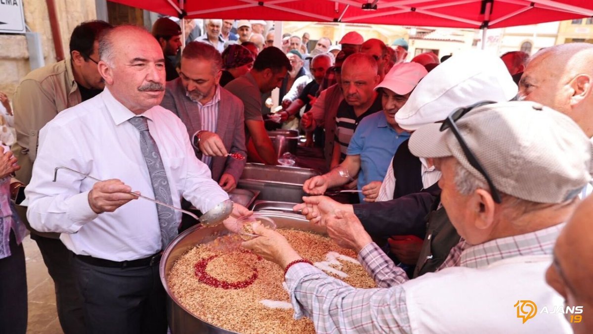 Çorum'da Vali Ali Çalgan'dan Sıra Dışı Aşure İkramı: Gelenek Yeniden Canlandı!