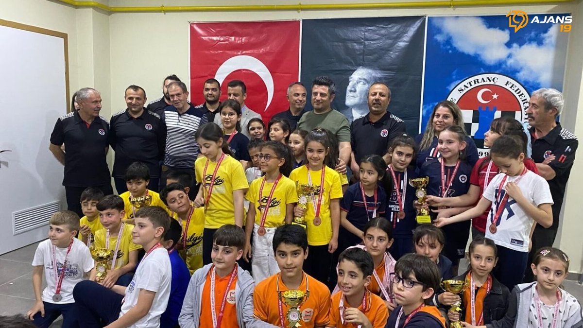 Çorum Bilgi İlkokulu'ndan Satrançta Tarihi Çifte Şampiyonluk