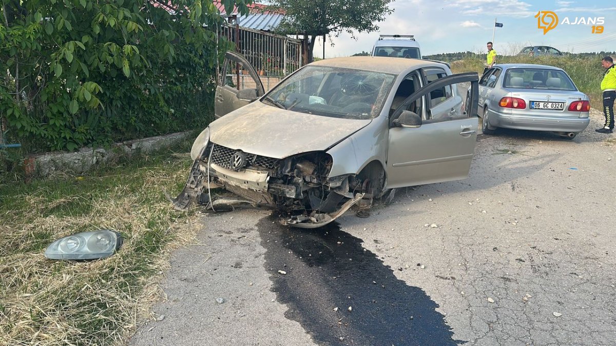 Çorum Yollarında Kaza Endişesi: Kaldırıma Çarpan Otomobil Bir Kişiyi Yaraladı