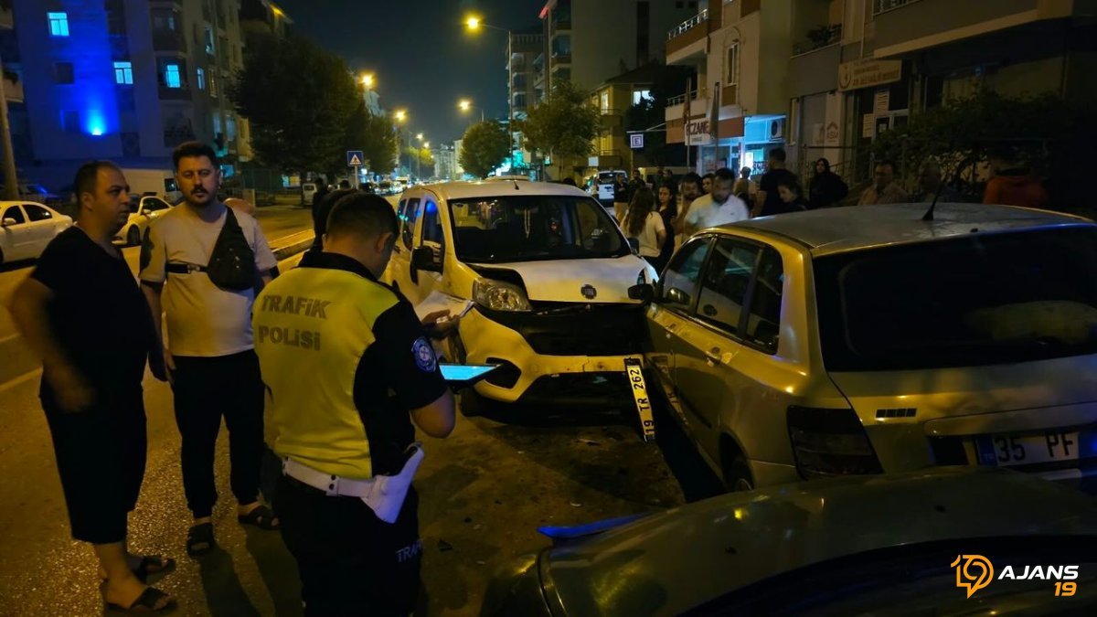 Çorum'da Akılalmaz Kaza: Hafif Ticari Araç Park Halindeki 4 Otomobilin Kabusu Oldu! Yaralı Var!