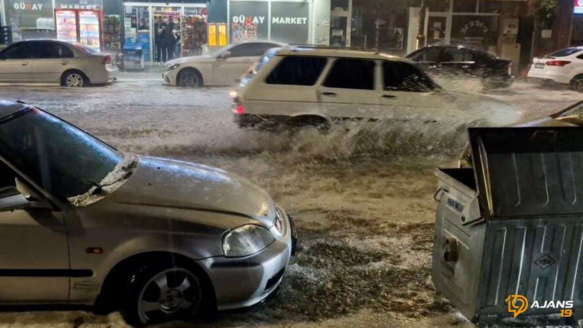 Alaca'da Gökyüzü Beyaz Örtüyle Kaplandı: Cadde ve Sokaklar Buz Taneleriyle Doldu!