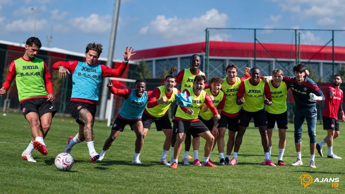 Göztepe Maçı Öncesi Arca Çorum FK'da İnanılmaz Hava: Burak Yılmaz Sahada Neler Yaptı? Takım Ateş Püskürüyor!