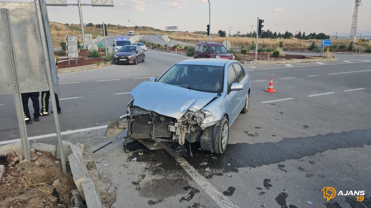 Çorum’da kavşakta iki otomobil çarpıştı