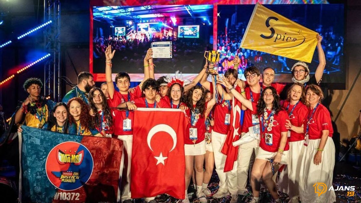 TÜRK MÜHENDİSLİĞİNDEN TARİHİ BAŞARI: İzmirli Gençler Robotik Dünyayı Fethetti!