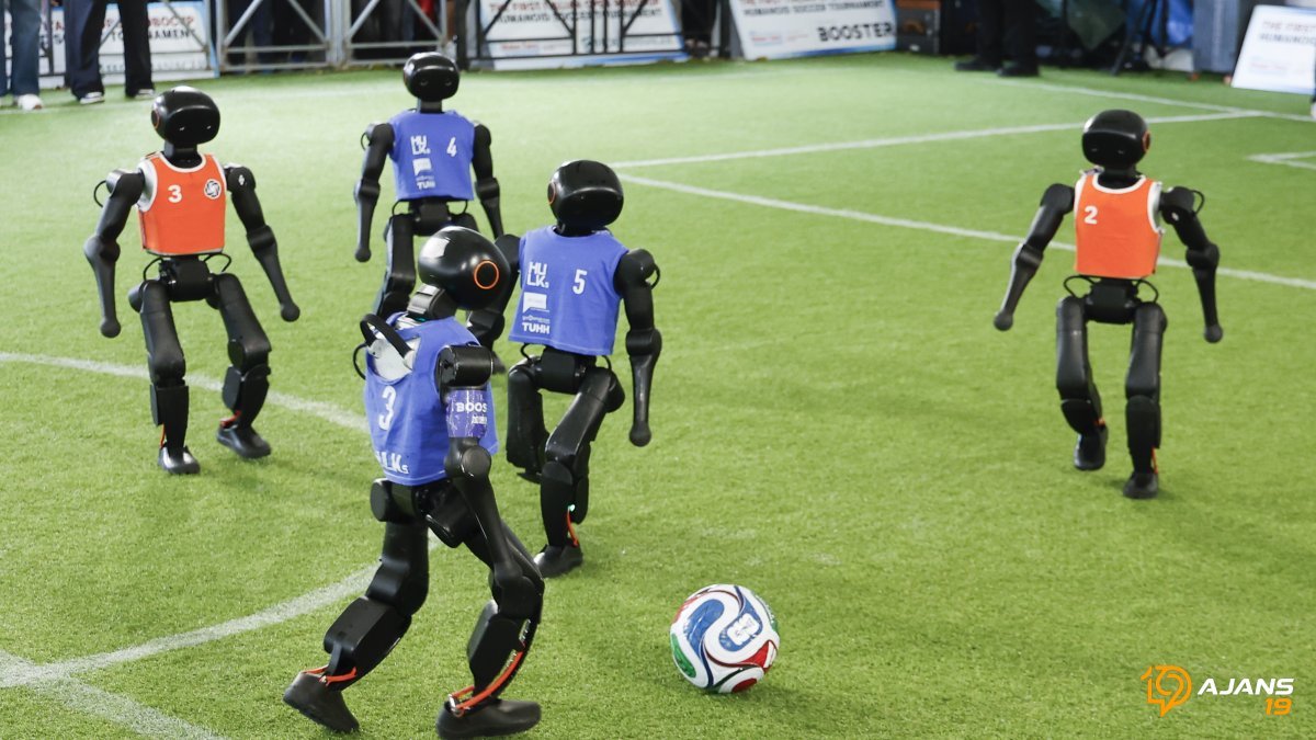 Futbol Sahasında İnsan Değil, Beyin Var: Robotlar 'Gol' Diye Koştu!