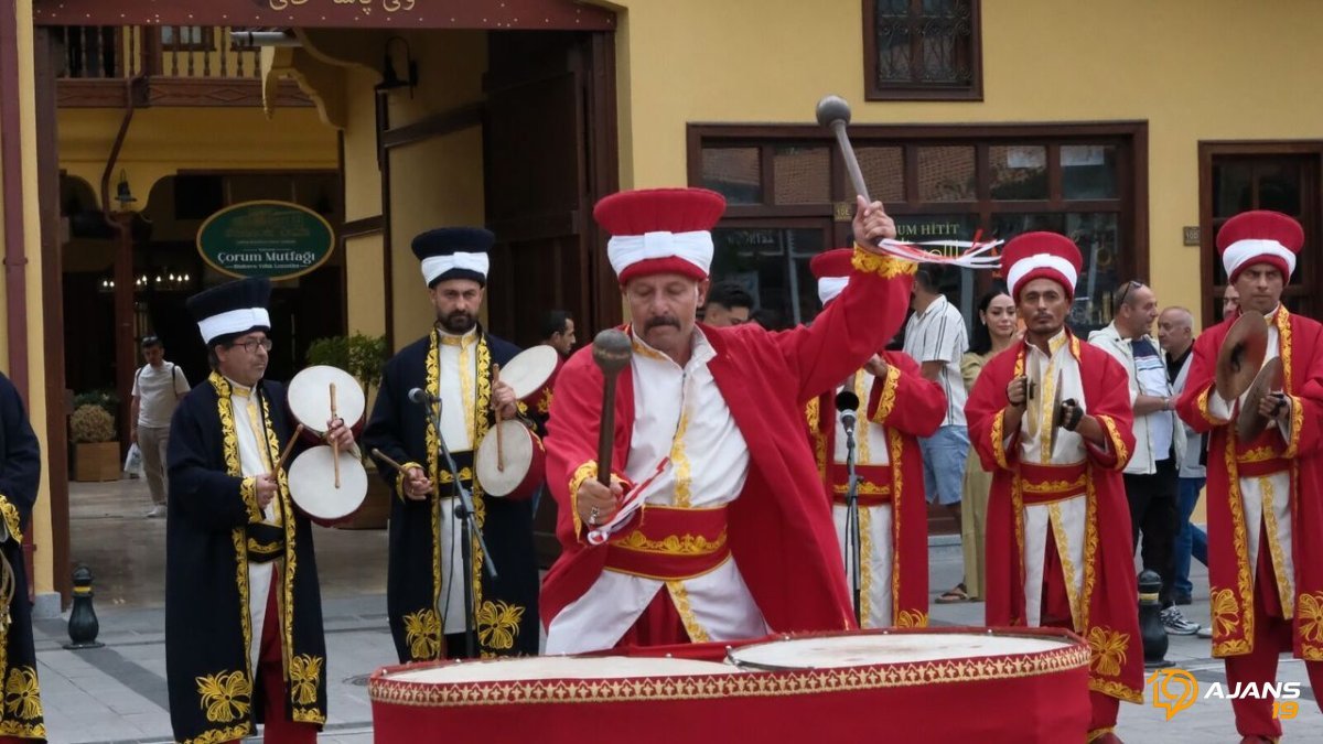 30 Ağustos Coşkusu Çorum'u Sardı: Bando ve Mehteran'dan Nefes Kesen Sahne! Tarihi Anlar Yaşandı!