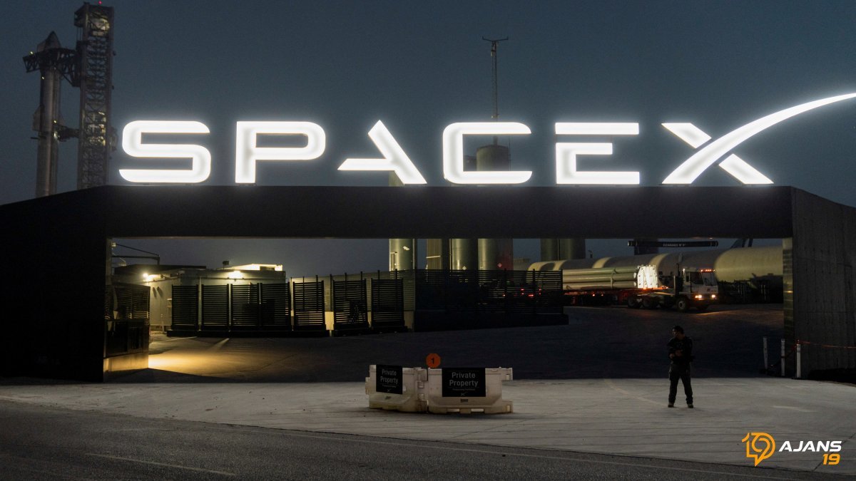 SpaceX Yatırımcıları Mali Veri Yerine Roket Rengiyle İlgilendi: 'Pembe Boyayalım mı?' Sorusu Şaşırttı!