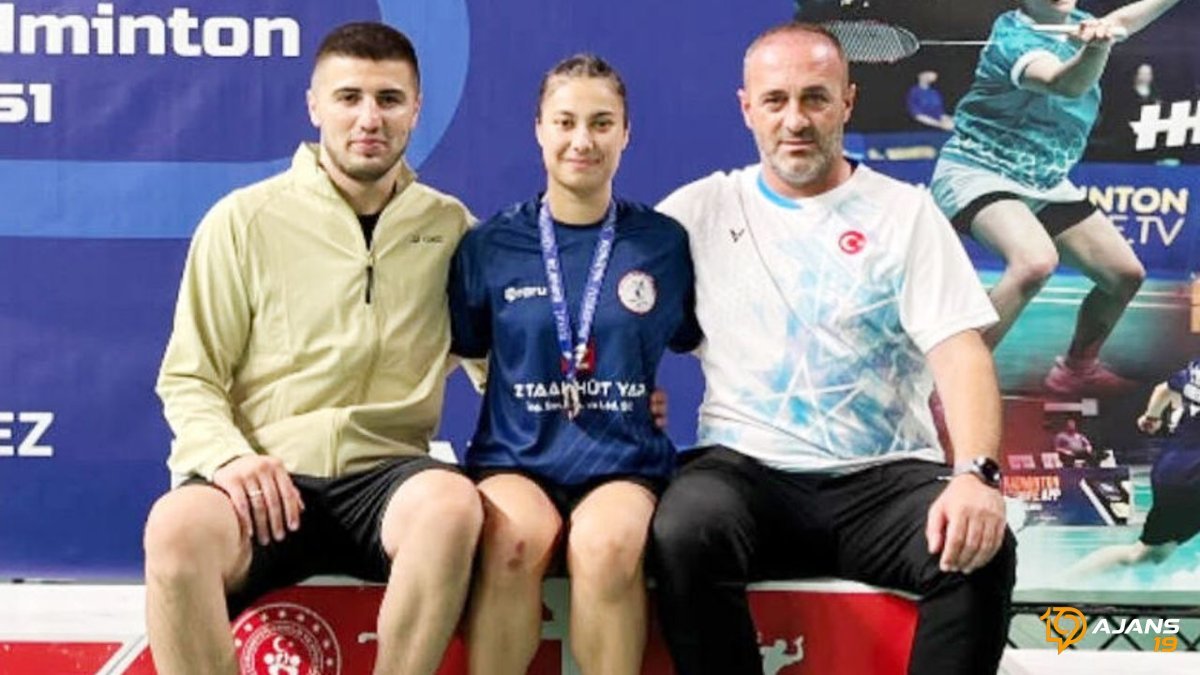 Beren Aşkar'dan Tarihi Başarı: Türkiye Badminton Sahnesinde Zil Çaldıran İkincilik!