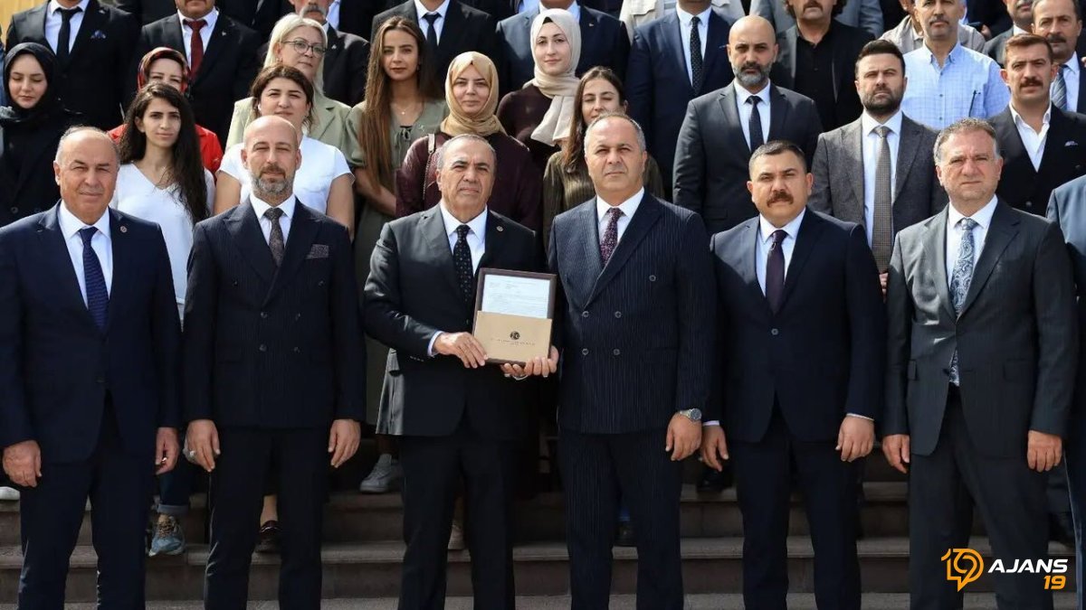 Çıplak mazbata aldı