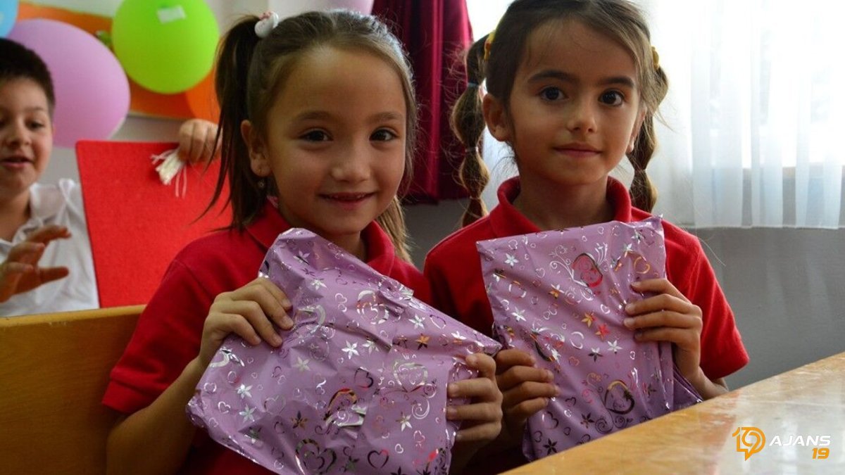 Milyonlarca Öğrenci Karnelerini Aldı: Çorum'da Karne Sevinci Doruğa Ulaştı, Tatil Başlıyor!
