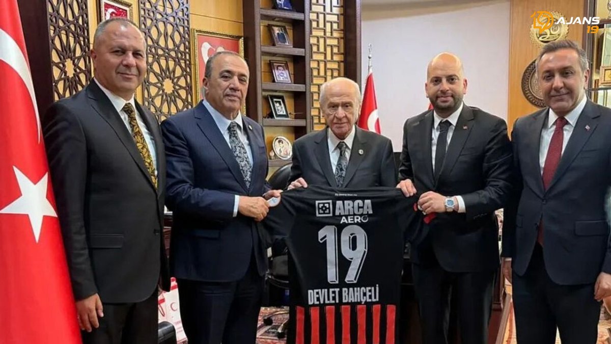 Devlet Bahçeli'ye Çorum FK'dan Anlamlı Ziyaret: Yeşil-Siyahlı Forma Takdim Edildi