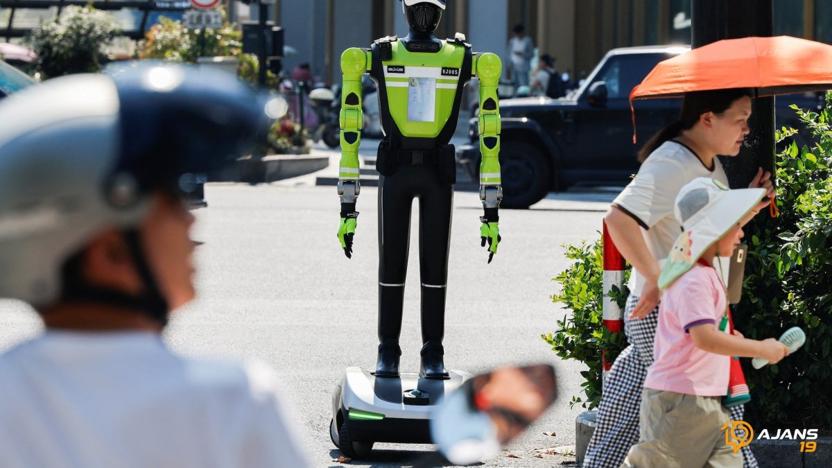Çin'de Trafiği Robotlar mı Yönetiyor? Şaşırtan Gelişme!