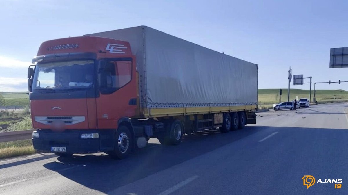 Çorum'da Nefes Kesen Kaza: Kavşakta Dehşet Anları! 4 Can Pazar Sabahı Tehlike Atlattı