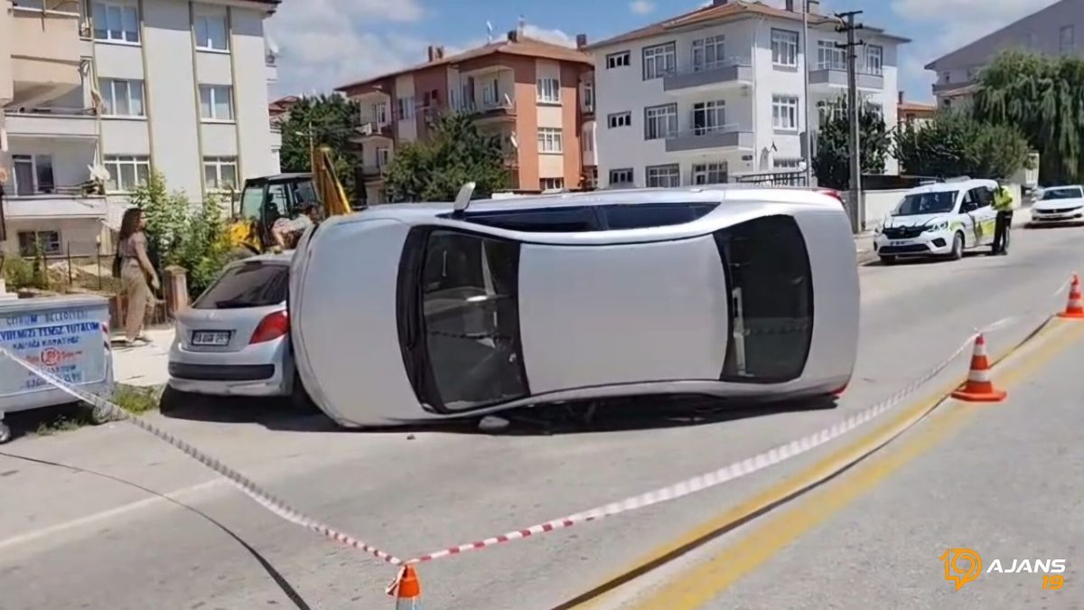 Çorum'da Akılalmaz Kaza: Otomobil Ters Döndü, Park Halindeki Araç Ağır Hasar Aldı! Saniyeler Nefes Kesti...