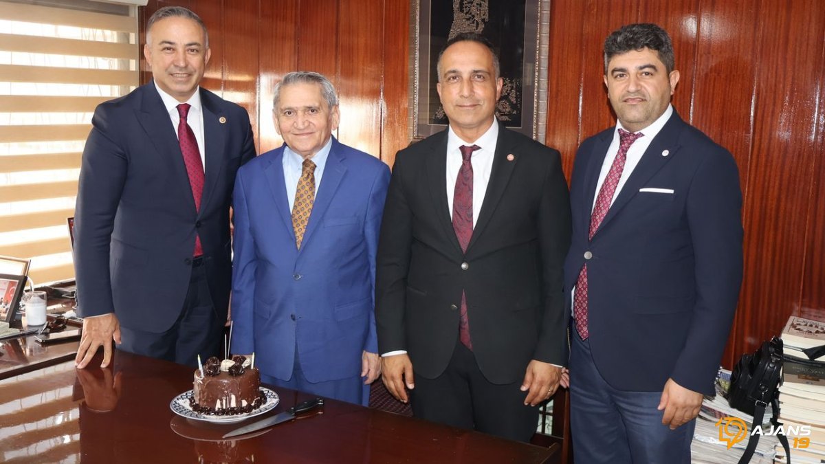 Siyasi Buluşma Tatlıya Bağlandı: Yeni Parti'den Sektör Devi Gazeteye Pasta Sürprizi!