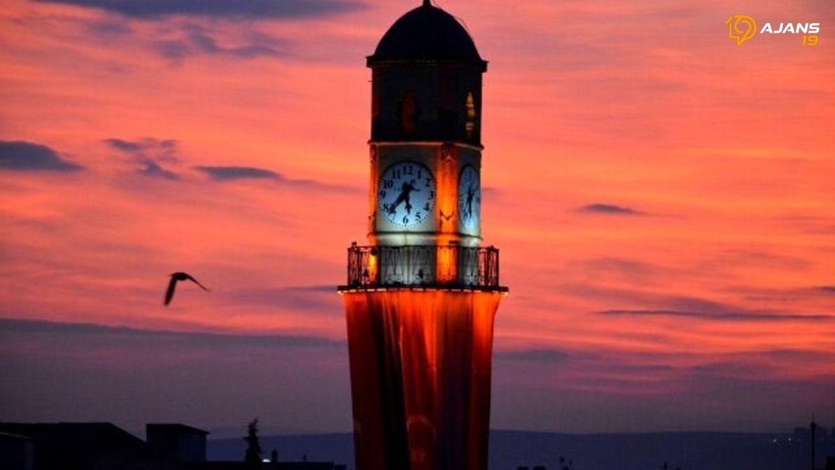 Gün Batımının Altın Işıkları Altında Bir Zaman Anıtı: Saat Kulesi'nin Eşsiz Güzelliği