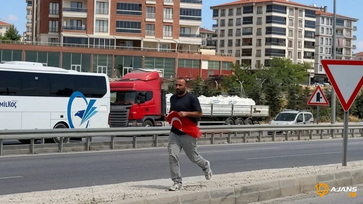 Türk Bayrağına Sahip Çıktı: Yoldan Aldı, Göğsüne Sardı! O Anlar Kamerada