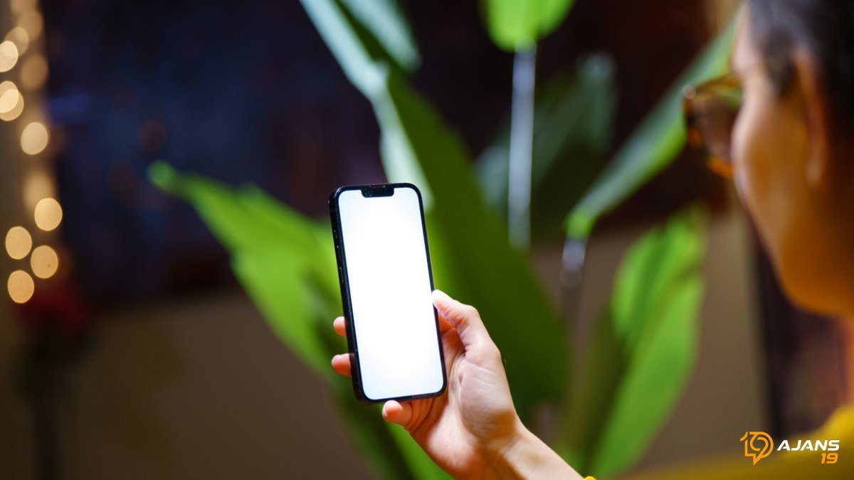IPhone 18 Kapıda: Yapay Zeka Savaşları Apple'ı Çaresiz Bıraktı! Cihazlar Dakikalar İçinde Tükeniyor Mu?