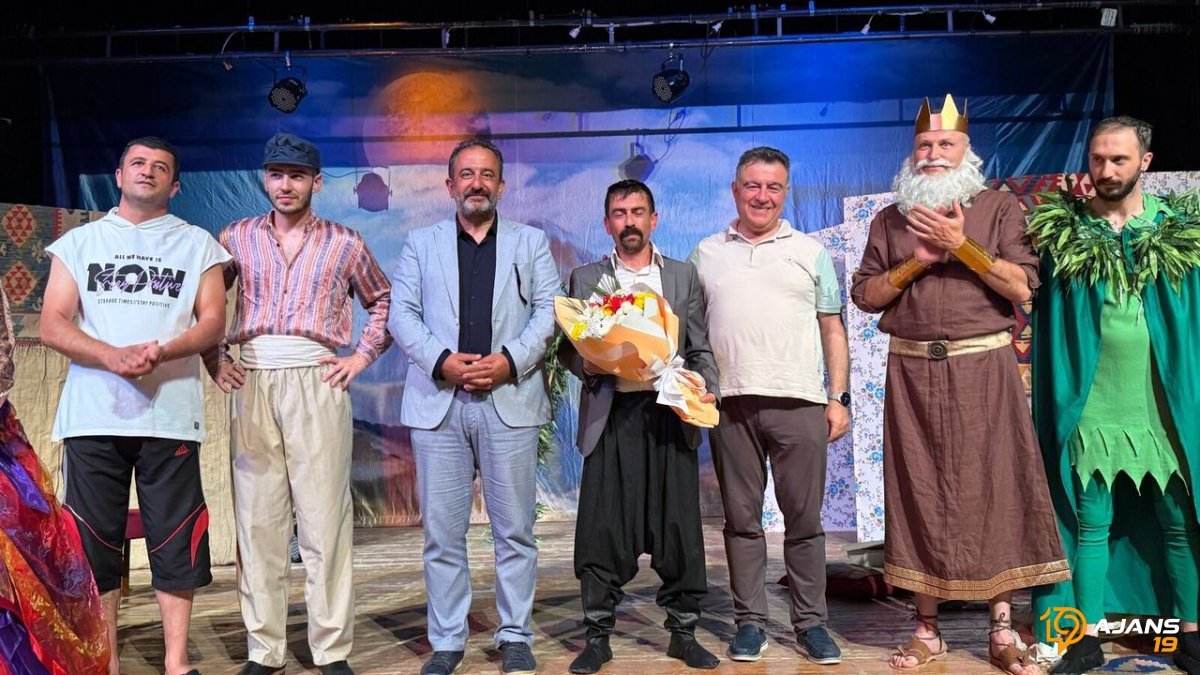 Sahne Işıkları Çorum'da Parıldadı: Belediye Tiyatro Kulübü'nden Görkemli Gösteri!