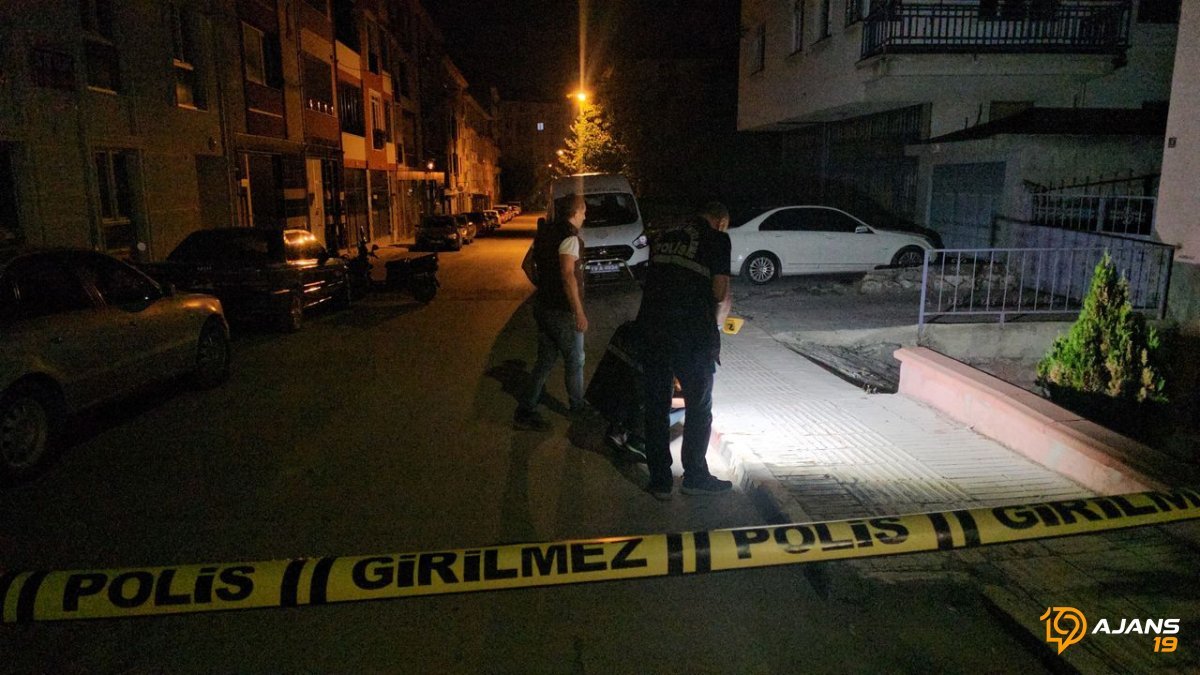 Kanlı Hesaplaşma: İki Grup Arasında Sokak Ortasında Dehşet Veren Bıçaklı Saldırı!