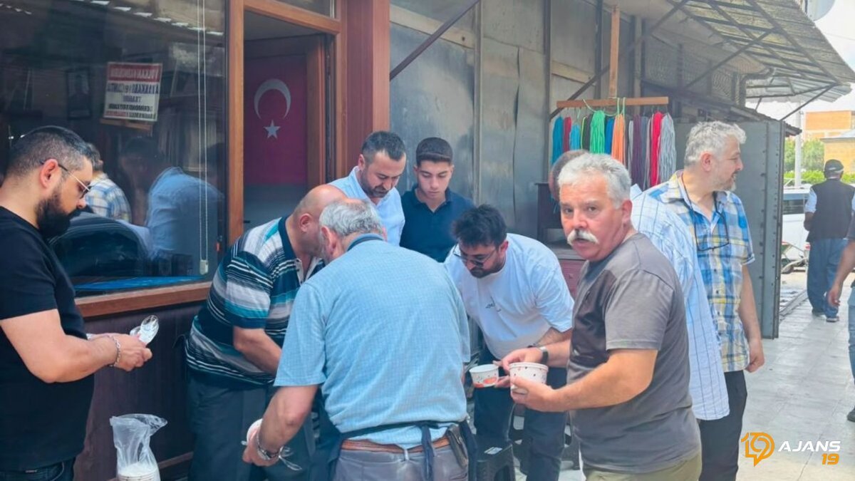 Muharrem Ayı'nda Arasta Esnafına Sıcak Dokunuş: Geleneksel Tat Tatlı Sohbetlere Vesile Oldu!