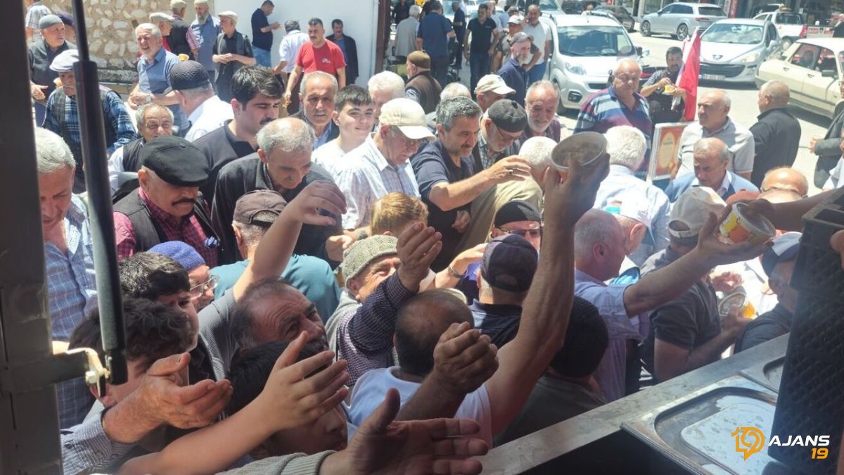 Alaca'da Gelenek Sürüyor: Cuma Namazı Sonrası Binlerce Kişiye Sıcak Aşure İkramı!