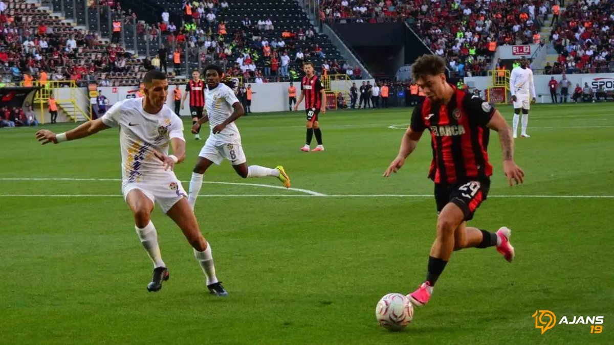 Süper Lig'de Nefesler Tutuldu: Çorum FK ve Rizespor Açıyor! Bu Maçı Sakın Kaçırmayın!