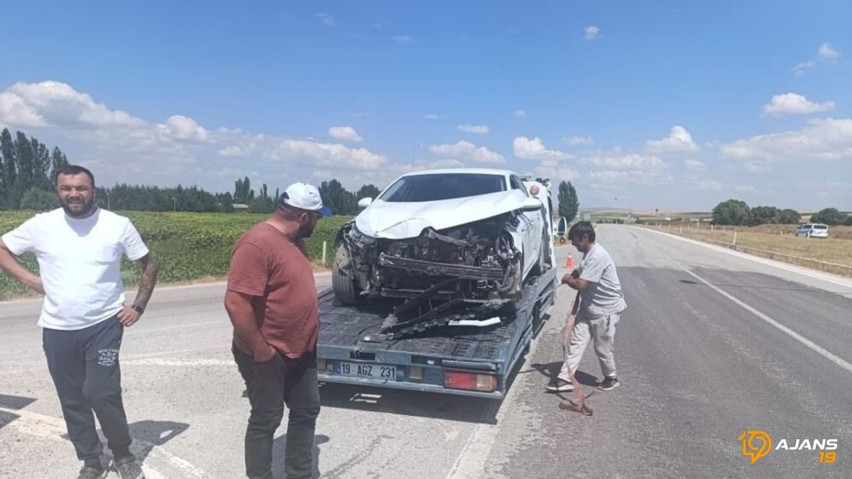 Alaca'da Ölümle Burun Buruna Geldi: Pikap ve Otomobil Feci Şekilde Kavuştu! 2 Can Pazarda
