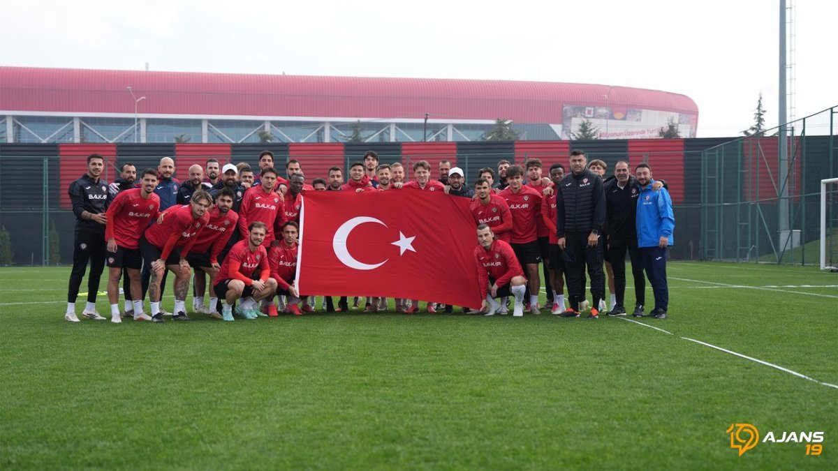 Cumhuriyet Coşkusu Sahaya Yansıdı! Çorum FK'dan Nefes Kesen Bayram Kutlaması