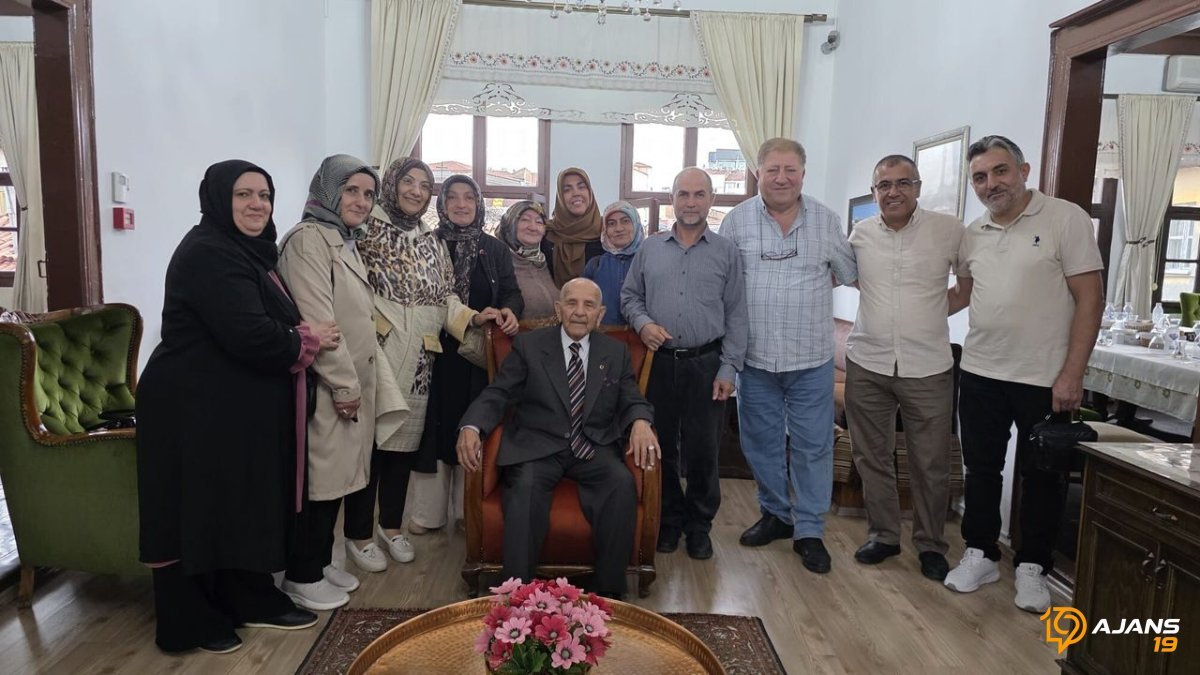 Yıllar Sonra Gözyaşları Sel Oldu: 44 Yıllık Hasret Son Buldu! Öğretmen ve Öğrenciler Tarihi Buluşmada Buluştu