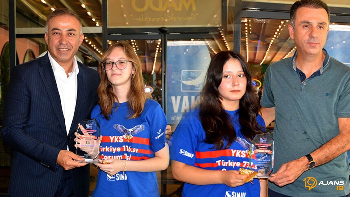 YKS'de Tarih Yazdılar! Sınav Koleji Derece Yapan Öğrencilerini Altınla Ödüllendirdi: Başarı Hikayeleri Ortaya Çıktı!