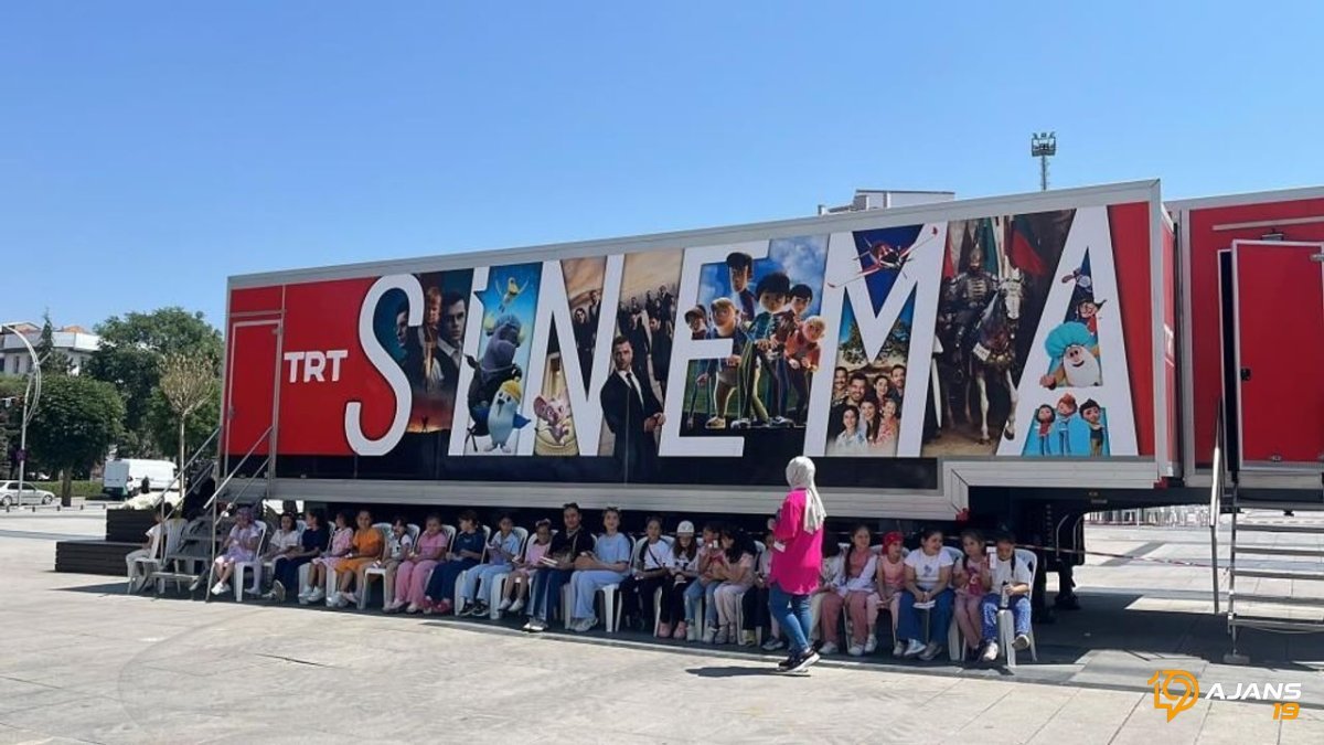 TRT'den Çocuklara Muhteşem Hediye: Sinema Tırı Çorum'u Salladı! Beyaz Perde Heyecanı Binlerce Minik Kalbe Ulaştı
