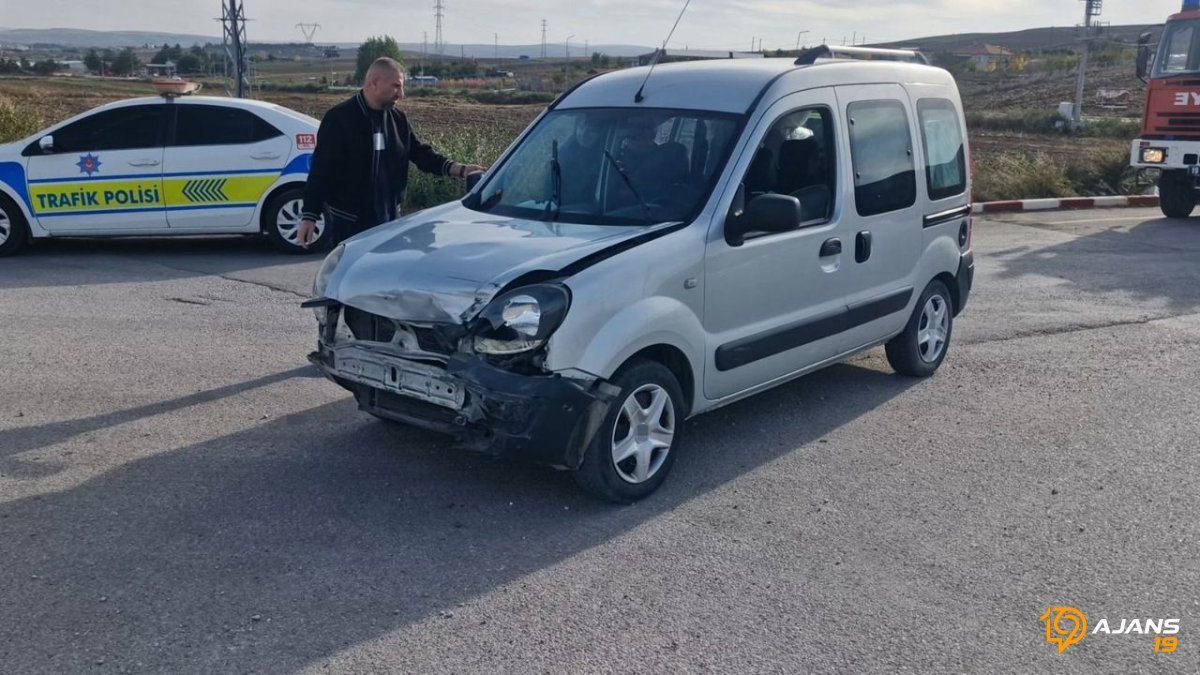 Alaca'da Kan Donduran Kaza: Hafif Ticari Araçla Otomobil Çarpıştı, 1 Kişi Ağır Yaralandı!