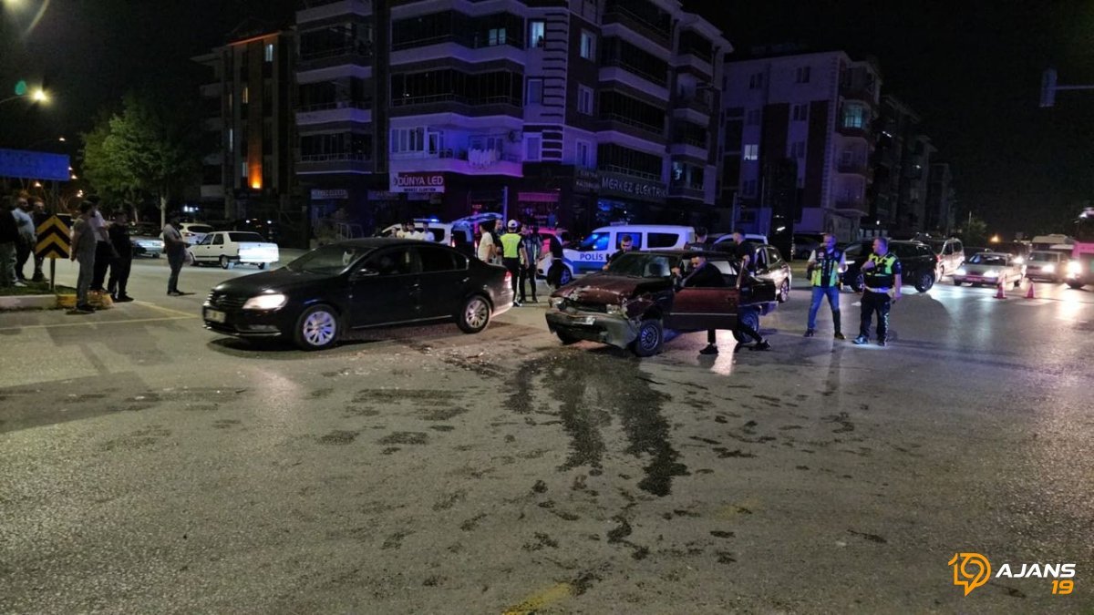 Kaza Yerinde İyilik Hareketi Kanlı Bitti: Yardım Eden Gence Acımasız Saldırı!