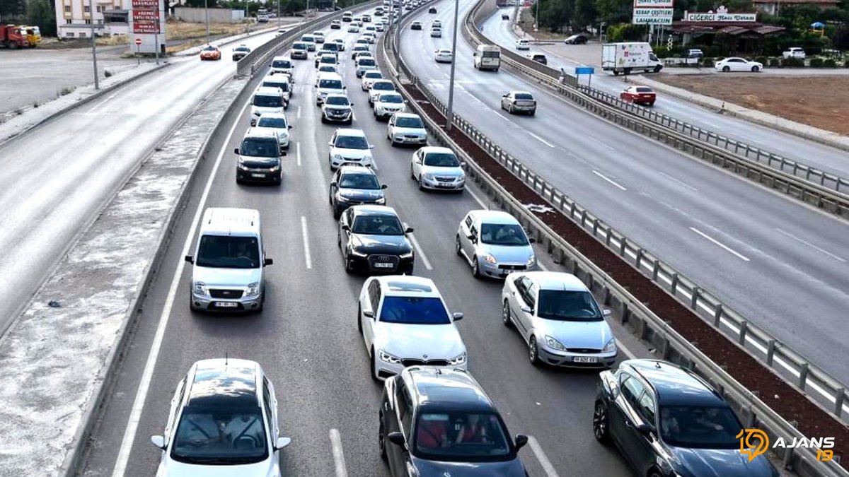 Yaz Tatili Trafiği Ankara Yollarını Kilitledi! Çorum-Ankara Hattında Nefes Kesen Anlar Havadan Görüntülendi