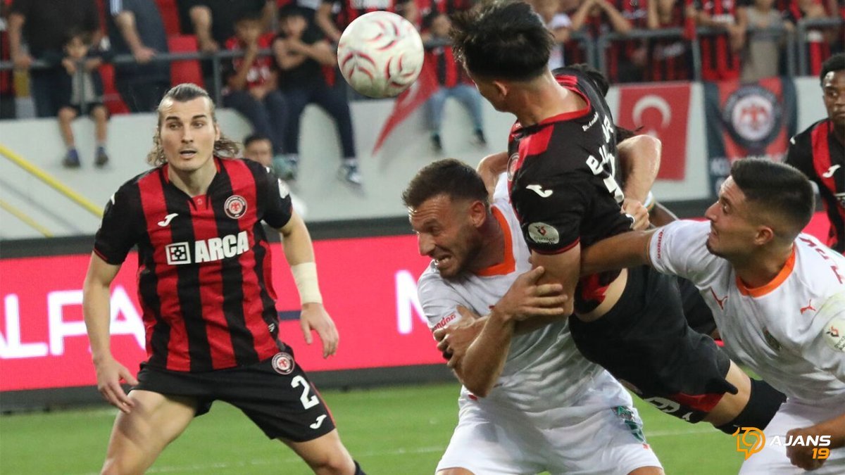 Fenerbahçe'nin Yıldız Transferi Çağlar Söyüncü İlk Kez Sahada! Krııımzı-Siyahlı Formayla Göz Kamaştıran Performans