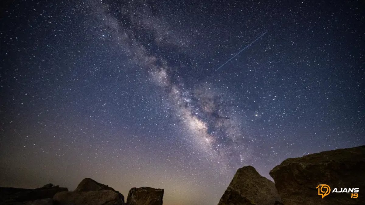 Gökyüzü Neredeyse Tutuluyor! Ünlü Meteor Yağmuru Bu Gece Zirve Yapıyor: Türkiye'den İzlenecek En İyi Anlar ve Saatler Belli Oldu!