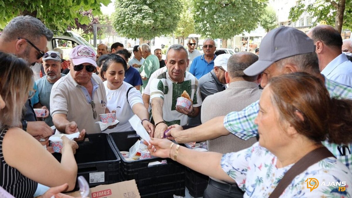 CHP'den Geleneksel Lezzet Şöleni: Aşure Dağıtımıyla Gönülleri Fethettiler! Binlerce Kişi Katıldı
