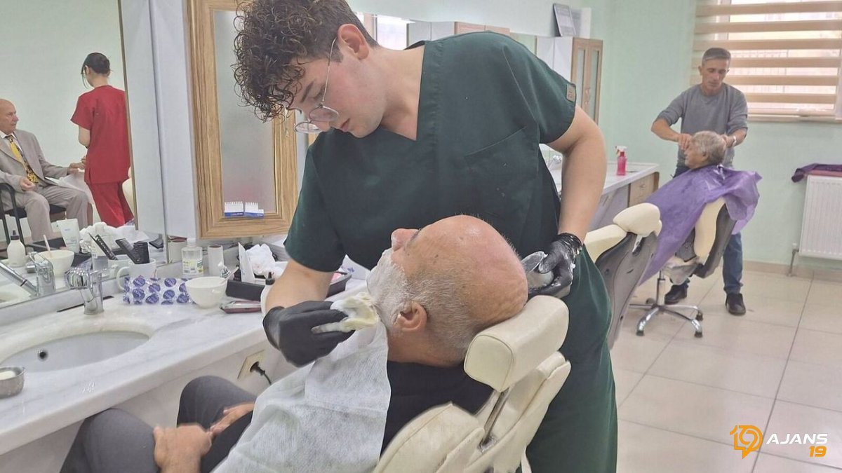 Huzurevi Sakinlerine Sürpriz Jest: Berber ve Kuaförler Yaşlıları Ziyaret Etti, Keyifli Anlar Yaşandı!