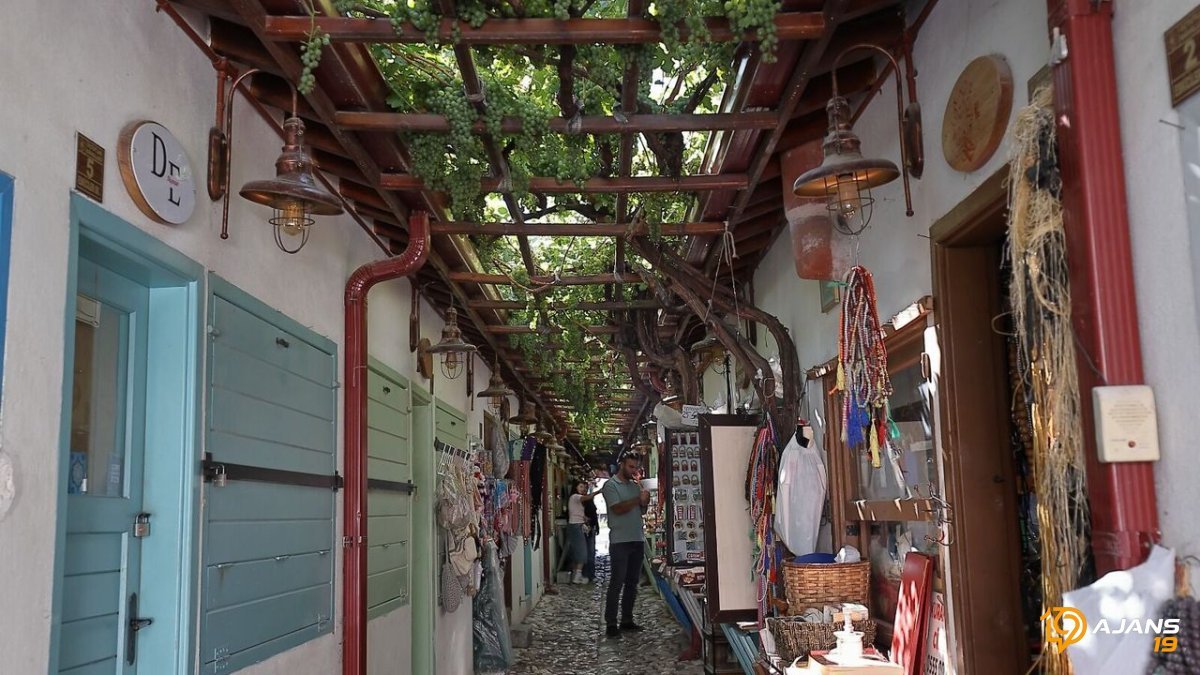 Çorum'da Tarihi Sokak Sürpriz Bir Güzelliğe Ev Sahipliği Yapıyor: Üzümler Tavandan Sarkıyor!