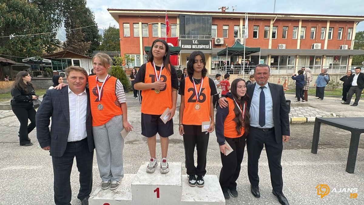 Kargı'da Atletizm Heyecanı Doruğa Ulaştı: Dereceye Giren Minik Sporcular Ödülleriyle Buluştu!