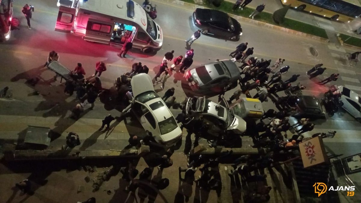 Çorum'da Trafik Can Aldı: Eşref Hoca Caddesi'nde Korkunç Kaza, 4 Yaralı!