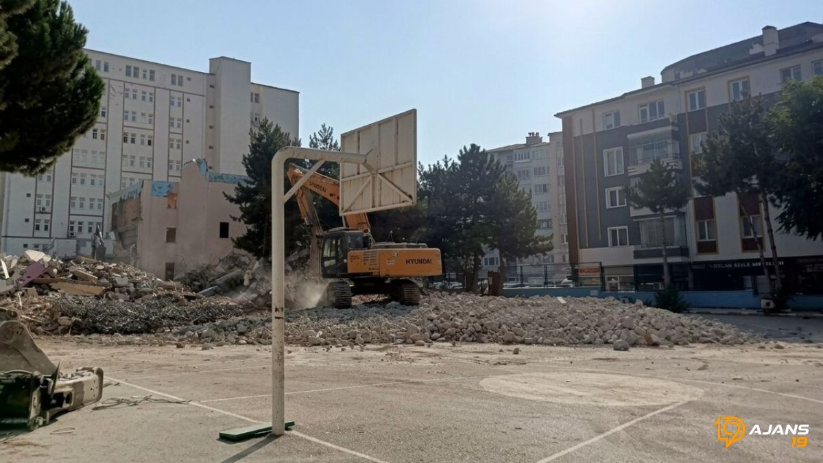 Tarihi Albayrak İlkokulu'nun Akıbeti Belli Oldu! Yıkım Başladı, Çorum'da Tarihe Veda mı Ediliyor?