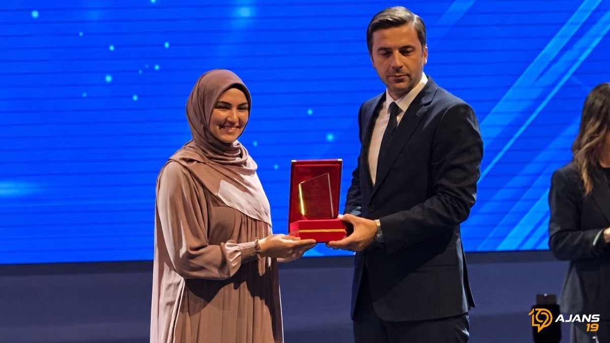 Çorum'dan Yükselen Ses: Esma Nur Çancılar, Türkiye Şiir Sahnesinde Zirveye Oturdu!