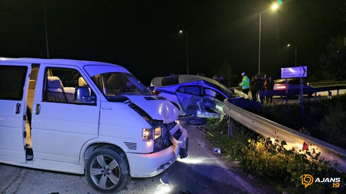 Çorum'da Karşı Karşıya Gelen Dehşet: Minibüs ve Otomobil Kafa Kafaya Çarpıştı, 3 Can Yürekler Ağızda Kurtuldu!